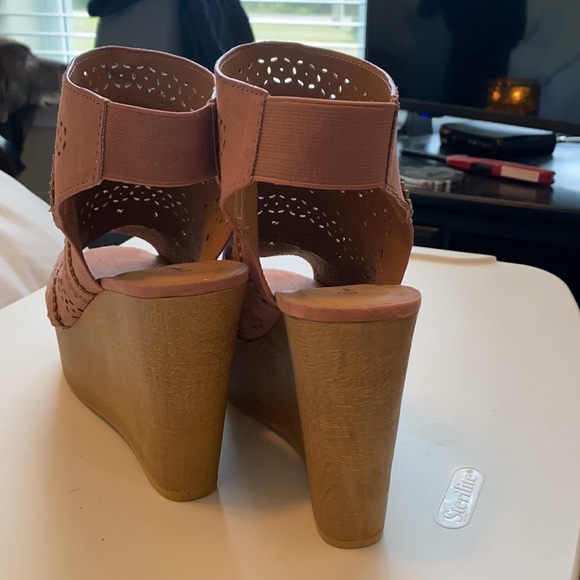 Qupid Cut-out Wedge - Picture 2 of 4